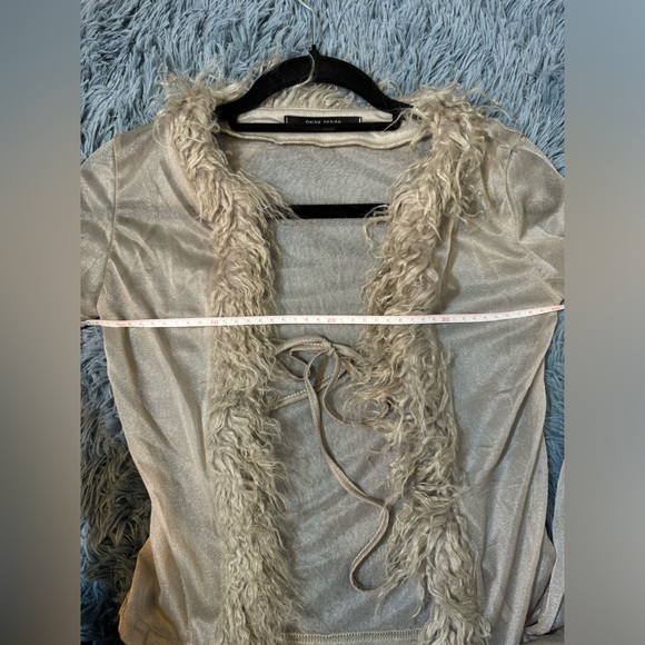 NWOT-Gorgeous see through furry top perfect for a night out - Picture 5 of 6